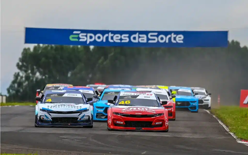 Vitor Genz com o carro #46 vence a corrida de abertura da NASCAR Brasil 2025