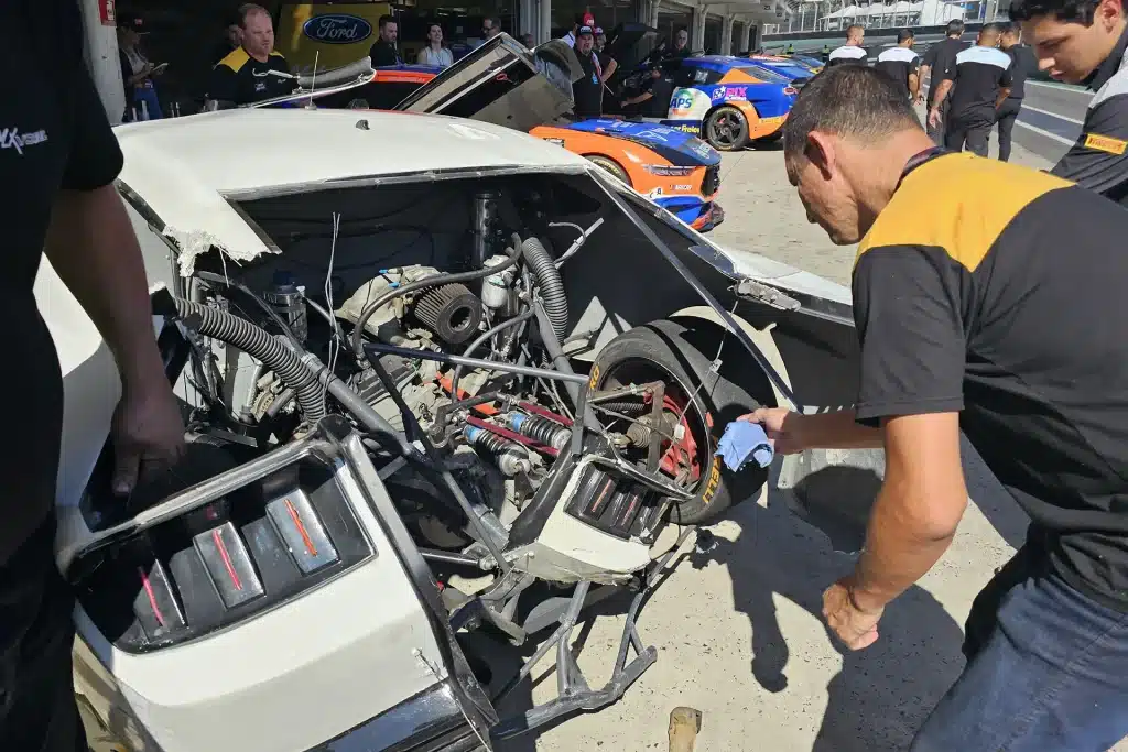 Carro da equipe MILITEC 1 danificado após batida na NASCAR Brasil Interlagos 2025