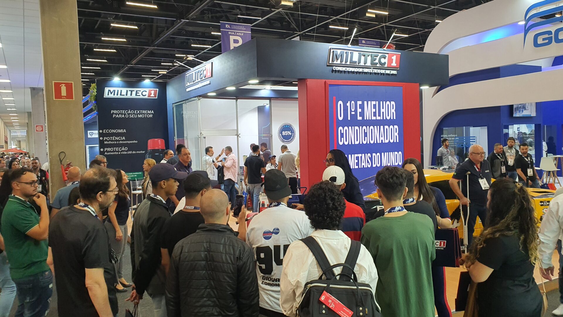 Visitantes se aglomeram no estande da MILITEC Brasil para a demonstração no simulador de atrito. Foto: Renyere Trovão