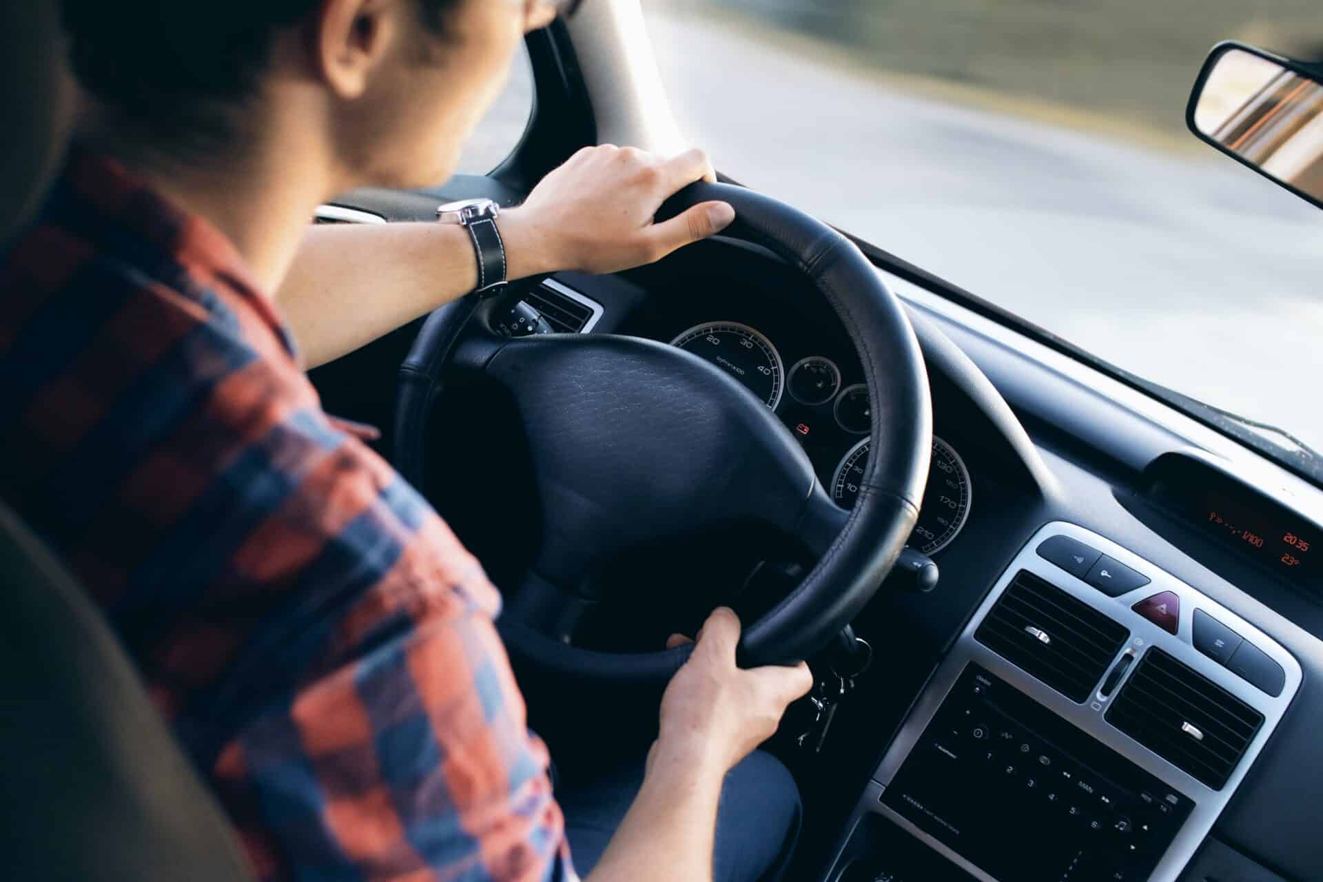 O motorista tem manias ao volante que acabam comprometendo a vida útil do veículo. Foto: Divulgação/ Pexels.com