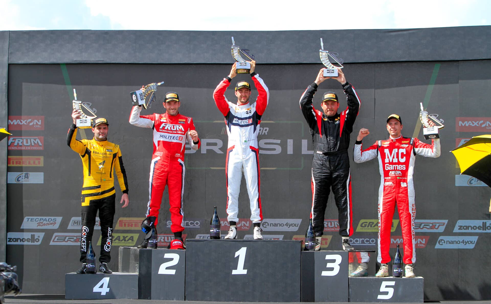 Vitor Genz (2º colocado) e Gabriel Casagrande (primeiro) fizeram dobradinha na prova de fundo da 1ª etapa. Foto: Cleiton Medeiros/ SIGCom