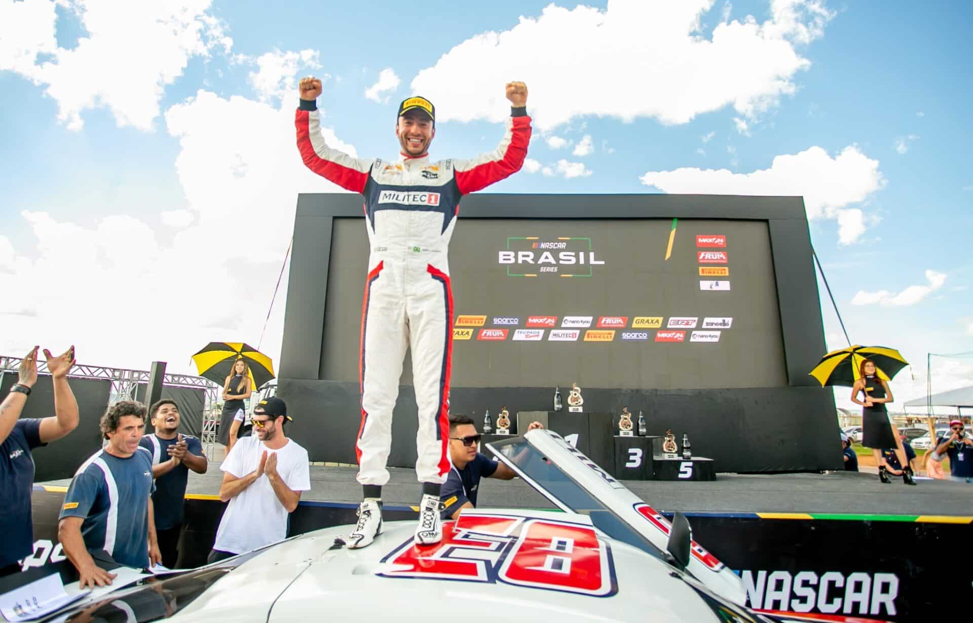 O paranaense Gabriel Casagrande comemora a segunda vitória consecutiva na NASCAR Brasil. Foto: Luciano Santos/ SiGCom.