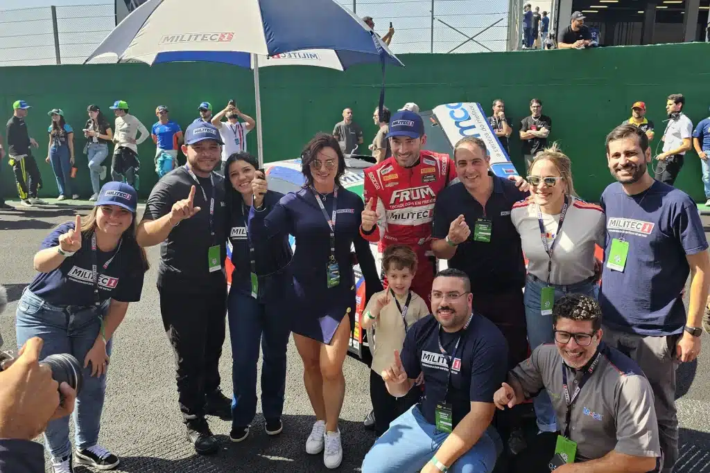 NASCAR Brasil Interlagos 2025Piloto Vitor Genz com representantes da Militec Brasil e convidados da Sakamoto na NASCAR Brasil Interlagos 2025